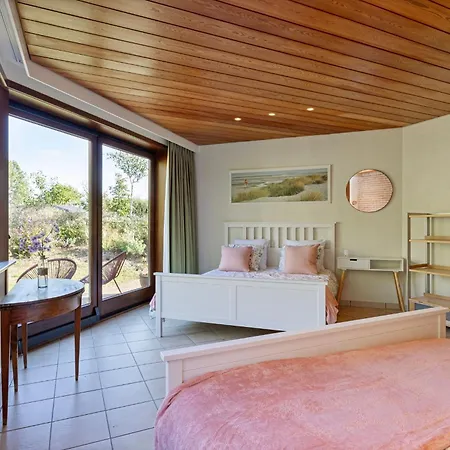 La Maison Fleurie - Sunny With Large Garden, Parking, Within Walking Distance Of The Sea *