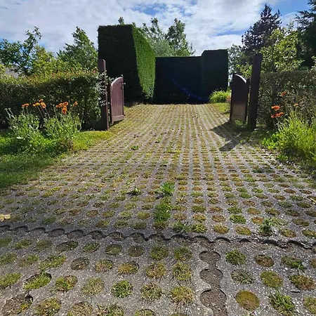 Ferienhaus La Maison Fleurie - Sunny With Large Garden, Parking, Within Walking Distance Of The Sea Koksijde