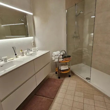 Nyaraló La Maison Fleurie - Sunny With Large Garden, Parking, Within Walking Distance Of The Sea