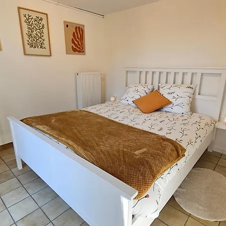 Ferienhaus La Maison Fleurie - Sunny With Large Garden, Parking, Within Walking Distance Of The Sea