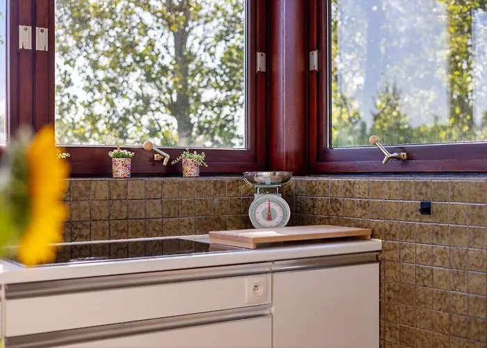 La Maison Fleurie - Sunny With Large Garden, Parking, Within Walking Distance Of The Sea Vakantiehuis