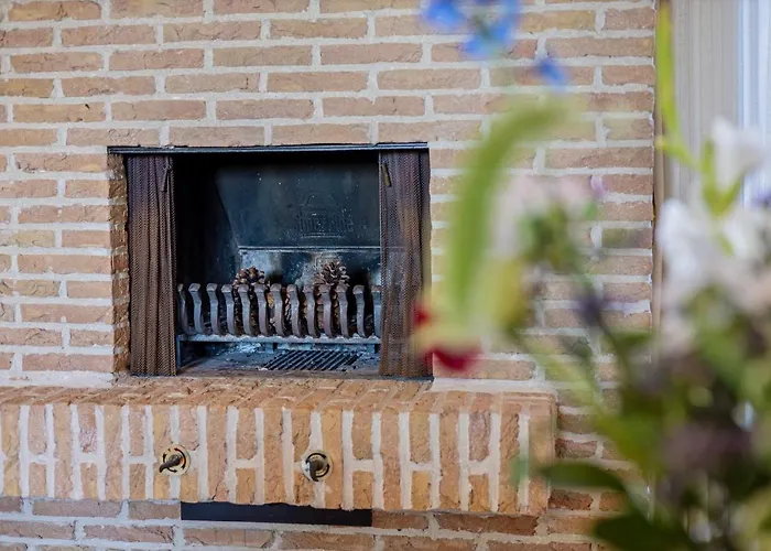 La Maison Fleurie - Sunny With Large Garden, Parking, Within Walking Distance Of The Sea Vakantiehuis