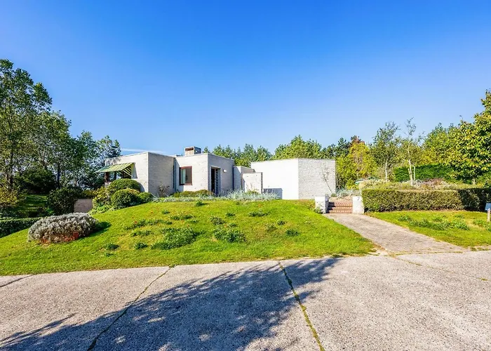 Ferienhaus La Maison Fleurie - Sunny With Large Garden, Parking, Within Walking Distance Of The Sea