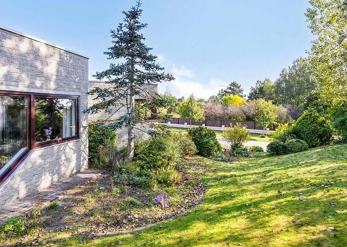 La Maison Fleurie - Sunny With Large Garden, Parking, Within Walking Distance Of The Sea Vakantiehuis *