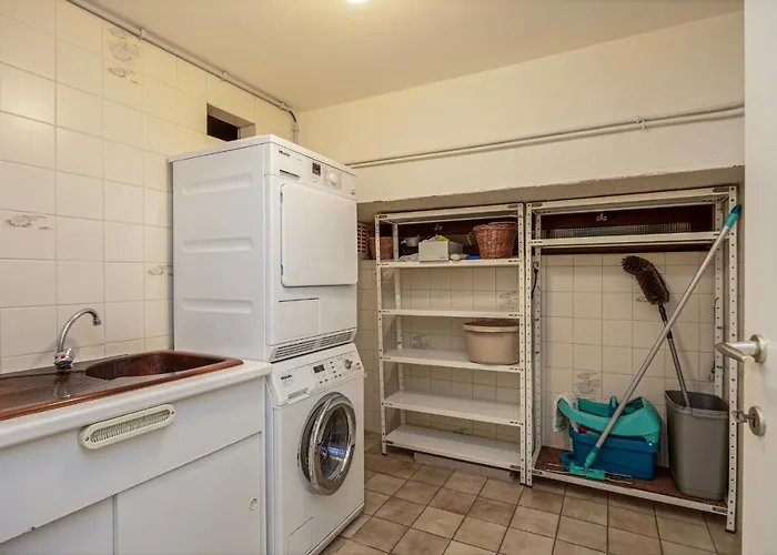 La Maison Fleurie - Sunny With Large Garden, Parking, Within Walking Distance Of The Sea Vakantiehuis *