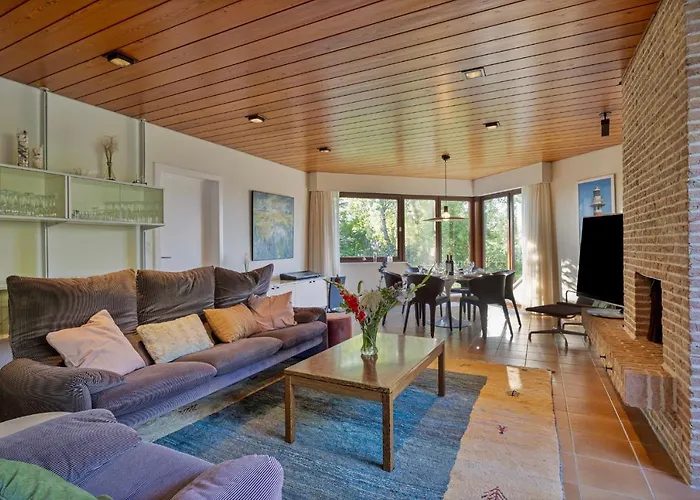 La Maison Fleurie - Sunny With Large Garden, Parking, Within Walking Distance Of The Sea