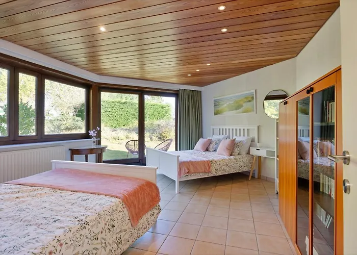 La Maison Fleurie - Sunny With Large Garden, Parking, Within Walking Distance Of The Sea *