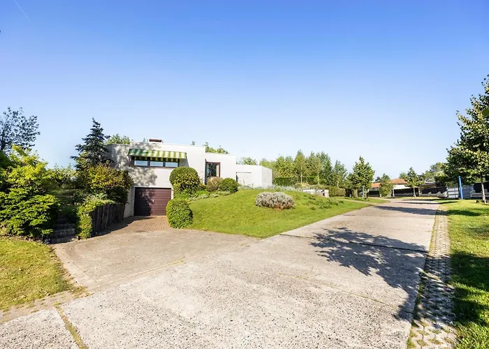 La Maison Fleurie - Sunny With Large Garden, Parking, Within Walking Distance Of The Sea Vakantiehuis