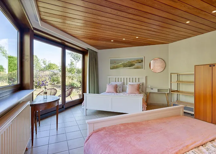 La Maison Fleurie - Sunny With Large Garden, Parking, Within Walking Distance Of The Sea *