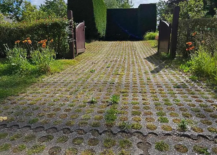 Vakantiehuis La Maison Fleurie - Sunny With Large Garden, Parking, Within Walking Distance Of The Sea Koksijde