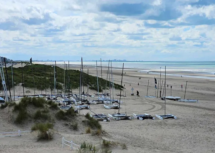 Vakantiehuis La Maison Fleurie - Sunny With Large Garden, Parking, Within Walking Distance Of The Sea Koksijde