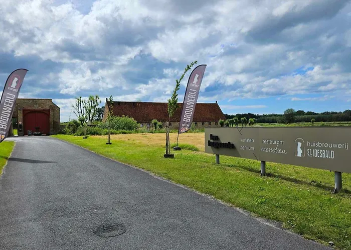 Vakantiehuis La Maison Fleurie - Sunny With Large Garden, Parking, Within Walking Distance Of The Sea