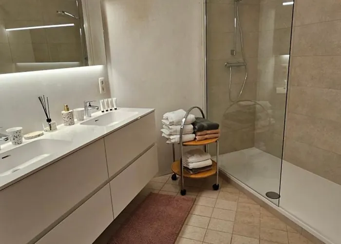 Ferienhaus La Maison Fleurie - Sunny With Large Garden, Parking, Within Walking Distance Of The Sea