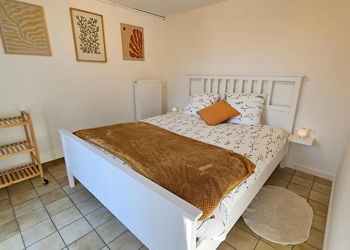 Ferienhaus La Maison Fleurie - Sunny With Large Garden, Parking, Within Walking Distance Of The Sea